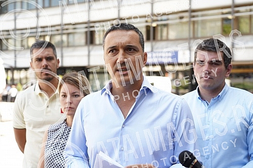 Serbian coalition NADA consisting of New DSS, POKS of Vojislav Mihailovic and 25 citizens' associations, organized a media conference in front of the City Administration, where it sent a request to the city authorities in Belgrade to extend the prote