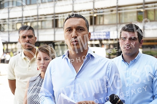 Serbian coalition NADA consisting of New DSS, POKS of Vojislav Mihailovic and 25 citizens' associations, organized a media conference in front of the City Administration, where it sent a request to the city authorities in Belgrade to extend the prote