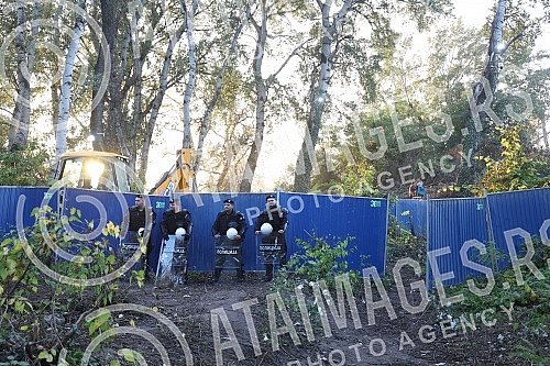 Activists of the Sodros Survivor camp organized a musical party.Aktivisti Sodros Survivor kampa organizovali su muzicko druzenje.