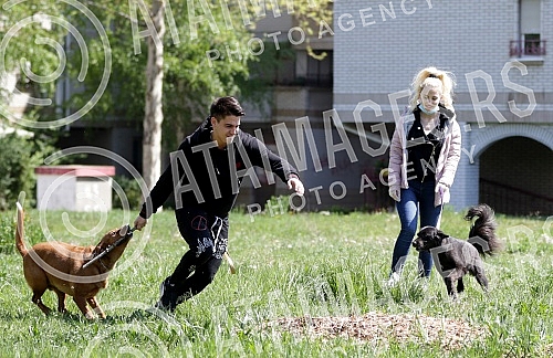Singer Sara Reljic with brother Filip walking dogs (paparazzo).Pevacica Sara Reljic sa bratom Filipom seta kucice (paparaco).