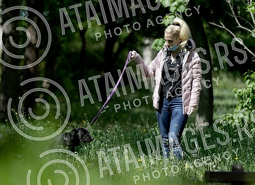 Singer Sara Reljic with brother Filip walking dogs (paparazzo).Pevacica Sara Reljic sa bratom Filipom seta kucice (paparaco).