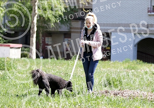 Singer Sara Reljic with brother Filip walking dogs (paparazzo).Pevacica Sara Reljic sa bratom Filipom seta kucice (paparaco).
