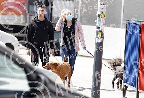 Singer Sara Reljic with brother Filip walking dogs (paparazzo).Pevacica Sara Reljic sa bratom Filipom seta kucice (paparaco).
