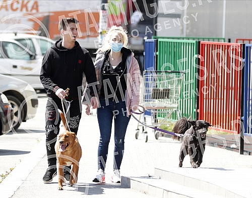 Singer Sara Reljic with brother Filip walking dogs (paparazzo).Pevacica Sara Reljic sa bratom Filipom seta kucice (paparaco).