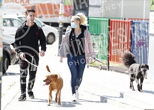 Singer Sara Reljic with brother Filip walking dogs (paparazzo).Pevacica Sara Reljic sa bratom Filipom seta kucice (paparaco).