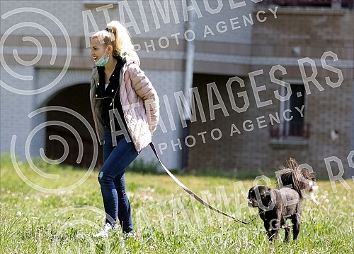 Singer Sara Reljic with brother Filip walking dogs (paparazzo).Pevacica Sara Reljic sa bratom Filipom seta kucice (paparaco).