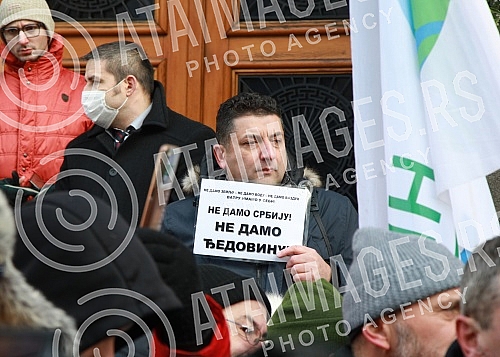 The Association of Environmental Organizations of Serbia - We Know Not to Give organized a blockade of the building of the Government of Serbia in order to remind members of the Government that they sent them requests.Savez Ekoloskih organizacija S