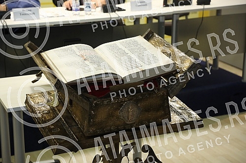 The organizer of the facsimile of Miroslav's Gospel, Veljko Topalovic, and the author of the documentary series on the history of the manuscript, Bosko Savkovic, held a press conference to discuss the damage to Miroslav's Gospel.Priredjivac faksimi