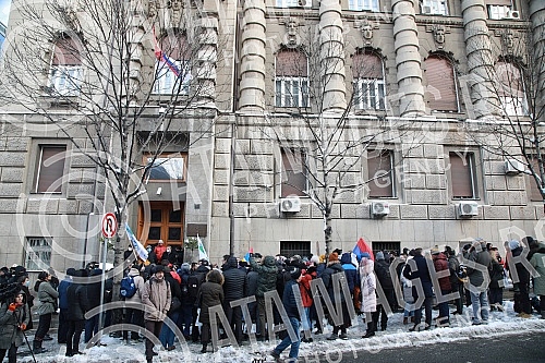 The Association of Environmental Organizations of Serbia - We Know Not to Give organized a blockade of the building of the Government of Serbia in order to remind members of the Government that they sent them requests.Savez Ekoloskih organizacija S