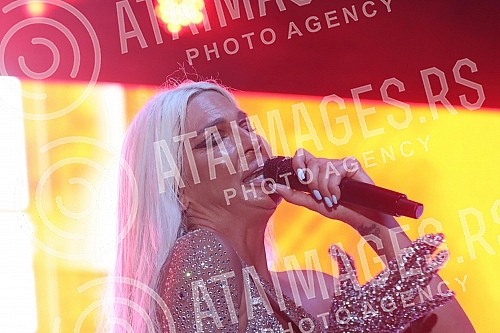 Towards the end of singer Jelena Karleus' performance on the island of Stara Ada, the police received a report that there was a bomb in that restaurant, and a little later it was determined that it was a false report.Pred sam kraj nastupa pevacice 
