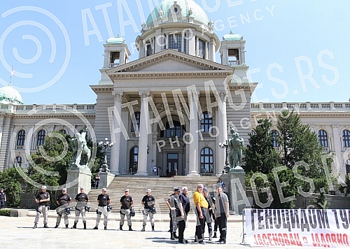 Okupljanje clanova i simpatizera Srpske radikalne Stranke ispred Skupstine Srbije u Beogradu. Povodom najave nevladinih organizacija da ce obeleziti godisnjicu u zlocina u Srebrenici. 