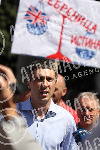 Konferencija za medije Srpskog pokreta Dveri ispred Crkve Svetog Marka u Beogradu povodom obelezavanja godisnjice zlocina u Srebrenici. 