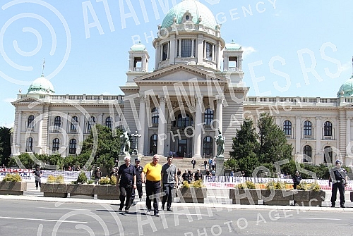 Okupljanje clanova i simpatizera Srpske radikalne Stranke ispred Skupstine Srbije u Beogradu. Povodom najave nevladinih organizacija da ce obeleziti godisnjicu u zlocina u Srebrenici. 