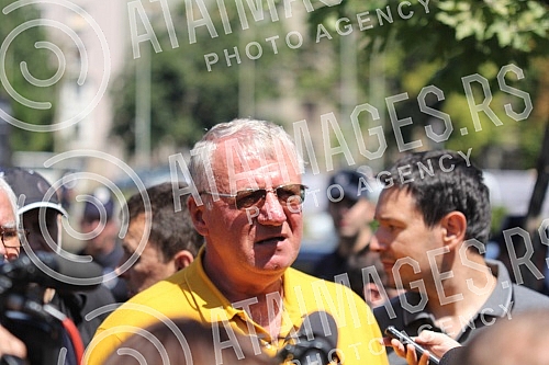 Okupljanje clanova i simpatizera Srpske radikalne Stranke ispred Skupstine Srbije u Beogradu. Povodom najave nevladinih organizacija da ce obeleziti godisnjicu u zlocina u Srebrenici. 