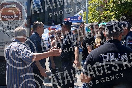 Okupljanje clanova i simpatizera Srpske radikalne Stranke ispred Skupstine Srbije u Beogradu. Povodom najave nevladinih organizacija da ce obeleziti godisnjicu u zlocina u Srebrenici.