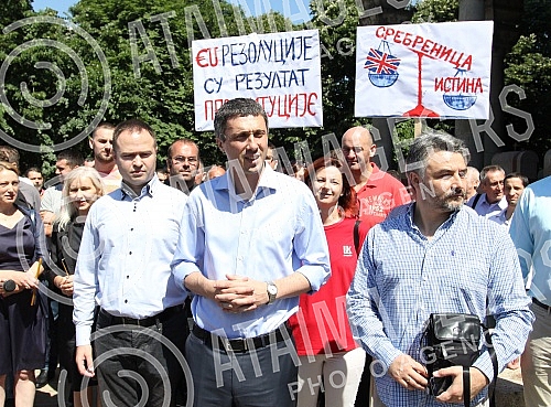 Konferencija za medije Srpskog pokreta Dveri ispred Crkve Svetog Marka u Beogradu povodom obelezavanja godisnjice zlocina u Srebrenici. 