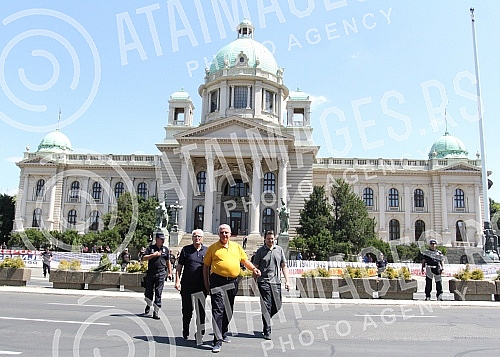 Okupljanje clanova i simpatizera Srpske radikalne Stranke ispred Skupstine Srbije u Beogradu. Povodom najave nevladinih organizacija da ce obeleziti godisnjicu u zlocina u Srebrenici. 