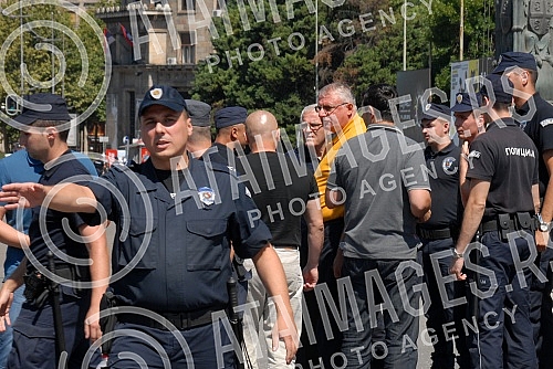 Okupljanje clanova i simpatizera Srpske radikalne Stranke ispred Skupstine Srbije u Beogradu. Povodom najave nevladinih organizacija da ce obeleziti godisnjicu u zlocina u Srebrenici.