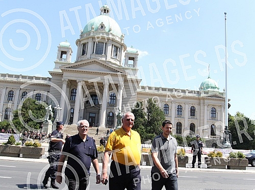 Okupljanje clanova i simpatizera Srpske radikalne Stranke ispred Skupstine Srbije u Beogradu. Povodom najave nevladinih organizacija da ce obeleziti godisnjicu u zlocina u Srebrenici. 