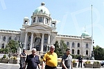 Okupljanje clanova i simpatizera Srpske radikalne Stranke ispred Skupstine Srbije u Beogradu. Povodom najave nevladinih organizacija da ce obeleziti godisnjicu u zlocina u Srebrenici. 