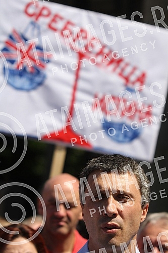 Konferencija za medije Srpskog pokreta Dveri ispred Crkve Svetog Marka u Beogradu povodom obelezavanja godisnjice zlocina u Srebrenici. 