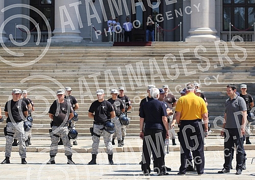 Okupljanje clanova i simpatizera Srpske radikalne Stranke ispred Skupstine Srbije u Beogradu. Povodom najave nevladinih organizacija da ce obeleziti godisnjicu u zlocina u Srebrenici. 