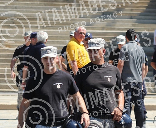 Okupljanje clanova i simpatizera Srpske radikalne Stranke ispred Skupstine Srbije u Beogradu. Povodom najave nevladinih organizacija da ce obeleziti godisnjicu u zlocina u Srebrenici. 