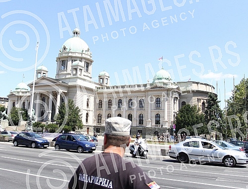 Okupljanje clanova i simpatizera Srpske radikalne Stranke ispred Skupstine Srbije u Beogradu. Povodom najave nevladinih organizacija da ce obeleziti godisnjicu u zlocina u Srebrenici. 