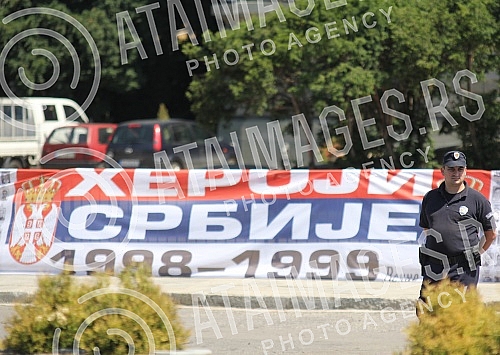 Okupljanje clanova i simpatizera Srpske radikalne Stranke ispred Skupstine Srbije u Beogradu. Povodom najave nevladinih organizacija da ce obeleziti godisnjicu u zlocina u Srebrenici. 