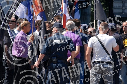 Okupljanje clanova i simpatizera Srpske radikalne Stranke ispred Skupstine Srbije u Beogradu. Povodom najave nevladinih organizacija da ce obeleziti godisnjicu u zlocina u Srebrenici.