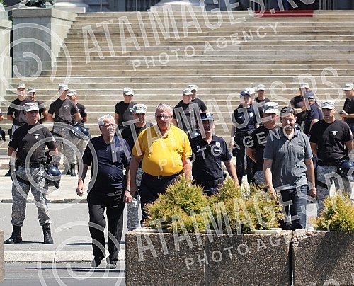 Okupljanje clanova i simpatizera Srpske radikalne Stranke ispred Skupstine Srbije u Beogradu. Povodom najave nevladinih organizacija da ce obeleziti godisnjicu u zlocina u Srebrenici. 