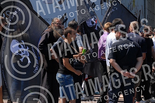 Okupljanje clanova i simpatizera Srpske radikalne Stranke ispred Skupstine Srbije u Beogradu. Povodom najave nevladinih organizacija da ce obeleziti godisnjicu u zlocina u Srebrenici.