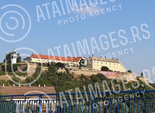 Visitors to Exit pick up bracelets for the festival, which begins on Thursday, July 8th.Posetioci Exita preuzimaju narukvice za festival koji pocinje u cetvrtak, 8, jula.