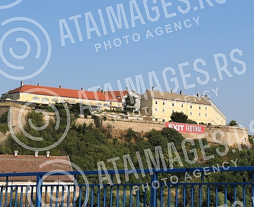 Visitors to Exit pick up bracelets for the festival, which begins on Thursday, July 8th.Posetioci Exita preuzimaju narukvice za festival koji pocinje u cetvrtak, 8, jula.