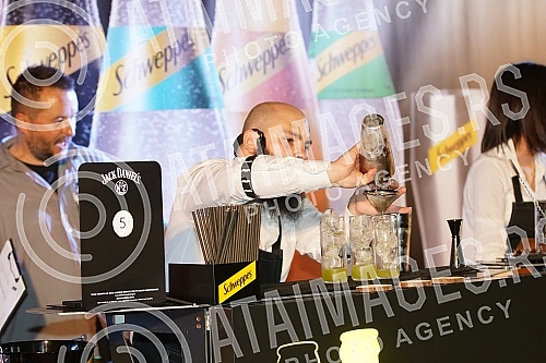 The finals of the Schweppes Mixology Session 2022 competition were held at Ellington's bar hital Hyatt Regency.Finale takmicenja Schweppes Mixology Session 2022 odrzano je klubu Ellington's bar hital Hyatt Regency.