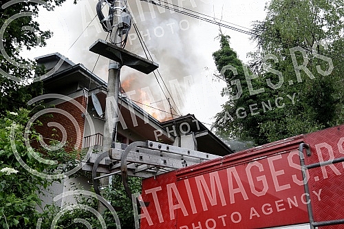 Fire in a private house in Ilije Djuricica Street in Belgrade's Zarkovo neighborhood, Cukarica municipality.Pozar u privatnoj kuci u ulici Ilije Djuricica u beogradskom naselju Zarkovo, opstina Cukarica.