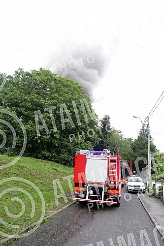 Fire in a private house in Ilije Djuricica Street in Belgrade's Zarkovo neighborhood, Cukarica municipality.Pozar u privatnoj kuci u ulici Ilije Djuricica u beogradskom naselju Zarkovo, opstina Cukarica.