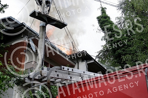 Fire in a private house in Ilije Djuricica Street in Belgrade's Zarkovo neighborhood, Cukarica municipality.Pozar u privatnoj kuci u ulici Ilije Djuricica u beogradskom naselju Zarkovo, opstina Cukarica.