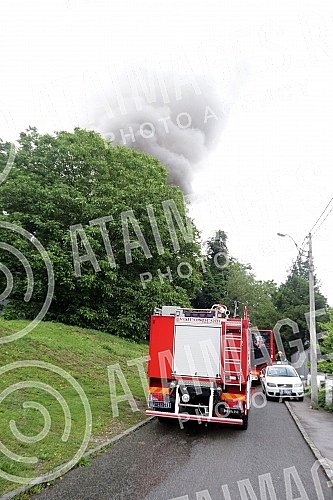 Fire in a private house in Ilije Djuricica Street in Belgrade's Zarkovo neighborhood, Cukarica municipality.Pozar u privatnoj kuci u ulici Ilije Djuricica u beogradskom naselju Zarkovo, opstina Cukarica.