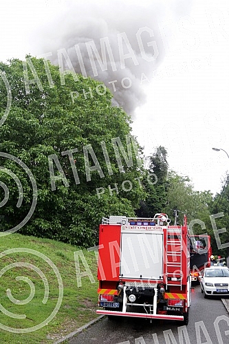Fire in a private house in Ilije Djuricica Street in Belgrade's Zarkovo neighborhood, Cukarica municipality.Pozar u privatnoj kuci u ulici Ilije Djuricica u beogradskom naselju Zarkovo, opstina Cukarica.
