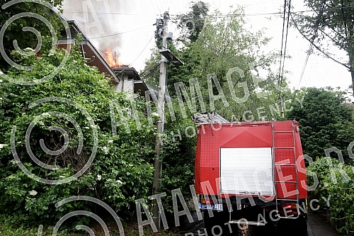 Fire in a private house in Ilije Djuricica Street in Belgrade's Zarkovo neighborhood, Cukarica municipality.Pozar u privatnoj kuci u ulici Ilije Djuricica u beogradskom naselju Zarkovo, opstina Cukarica.