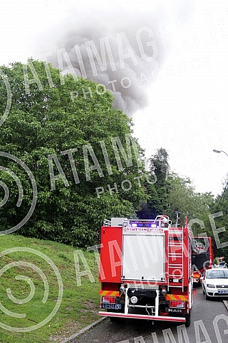 Fire in a private house in Ilije Djuricica Street in Belgrade's Zarkovo neighborhood, Cukarica municipality.Pozar u privatnoj kuci u ulici Ilije Djuricica u beogradskom naselju Zarkovo, opstina Cukarica.