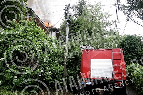 Fire in a private house in Ilije Djuricica Street in Belgrade's Zarkovo neighborhood, Cukarica municipality.Pozar u privatnoj kuci u ulici Ilije Djuricica u beogradskom naselju Zarkovo, opstina Cukarica.