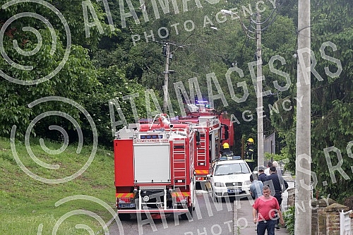Fire in a private house in Ilije Djuricica Street in Belgrade's Zarkovo neighborhood, Cukarica municipality.Pozar u privatnoj kuci u ulici Ilije Djuricica u beogradskom naselju Zarkovo, opstina Cukarica.
