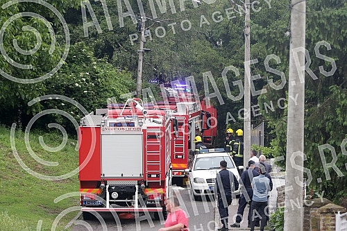 Fire in a private house in Ilije Djuricica Street in Belgrade's Zarkovo neighborhood, Cukarica municipality.Pozar u privatnoj kuci u ulici Ilije Djuricica u beogradskom naselju Zarkovo, opstina Cukarica.