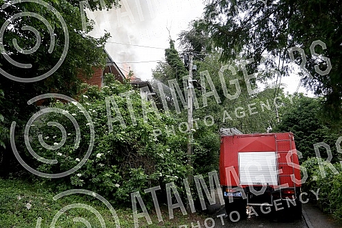 Fire in a private house in Ilije Djuricica Street in Belgrade's Zarkovo neighborhood, Cukarica municipality.Pozar u privatnoj kuci u ulici Ilije Djuricica u beogradskom naselju Zarkovo, opstina Cukarica.