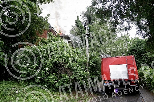Fire in a private house in Ilije Djuricica Street in Belgrade's Zarkovo neighborhood, Cukarica municipality.Pozar u privatnoj kuci u ulici Ilije Djuricica u beogradskom naselju Zarkovo, opstina Cukarica.