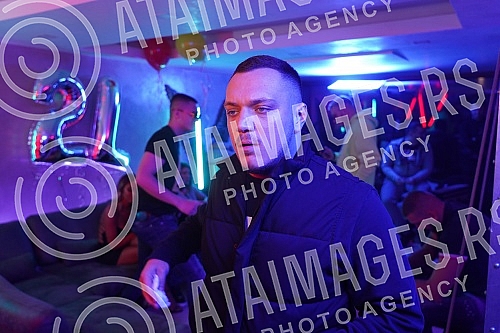 Nenad Marinkovic - Gastoz is directing a video for a new song by the Podgorica group 2L.Nenad Marinkovic - Gastoz rezira spot za novu pesmu podgoricke grupe 2L.