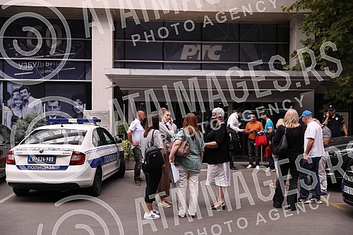 Workers employed at the Radio Television of Serbia were evacuated for about an hour, after the report that a bomb had been planted in the building located in Takovska Street. Radnici zaposleni na Radio televiziji Srbije bili su evakuisani oko sat v