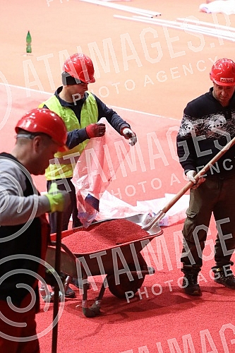 In the Stark Arena, works are underway on setting up an athletics track and preparing an athletic battlefield for the upcoming World Athletics Championships.U Stark areni u toku su radovi na postavljanju atletske staze i spremanje atletskog bojista